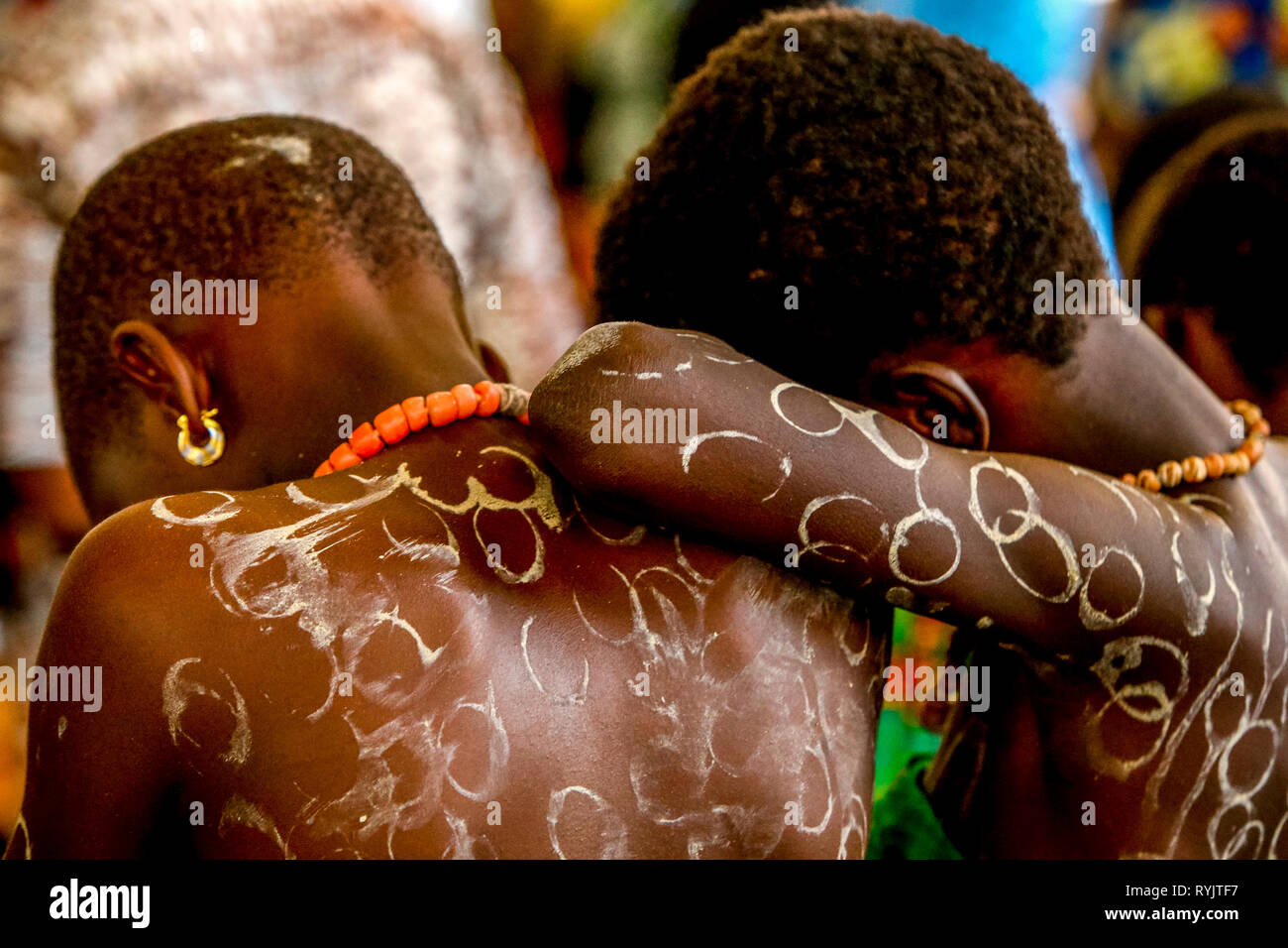 Le ragazze in costumi tradizionali che frequentano la Santa Messa nella parrocchia di Cristo Risorto de Hedzranawoe parrocchia cattolica, Lomé, Togo. Foto Stock