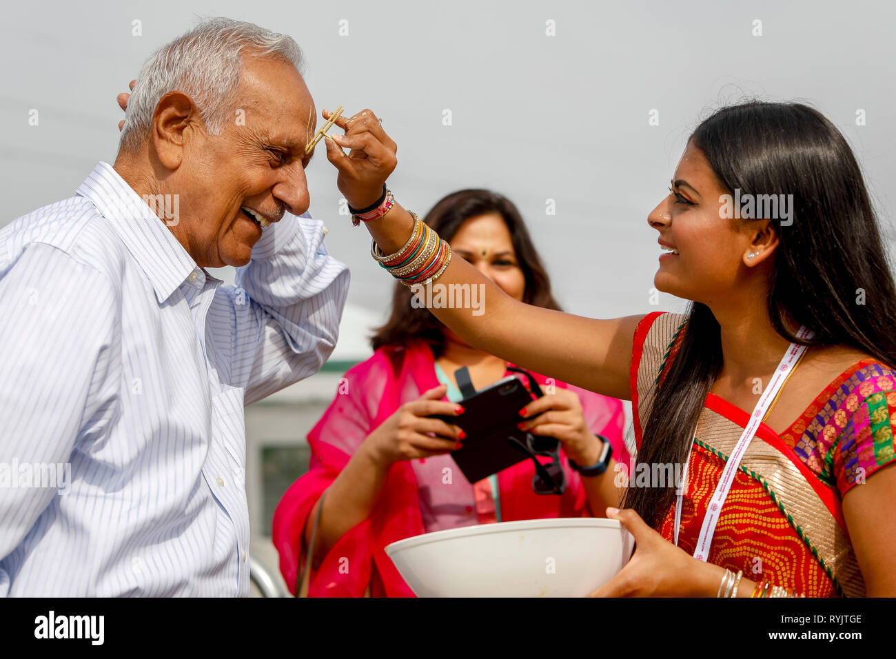 Messaggio di saluto in Janmashtami festival indù, Watford, Regno Unito Gli ospiti ricevono un marchio sulla loro fronte. Foto Stock