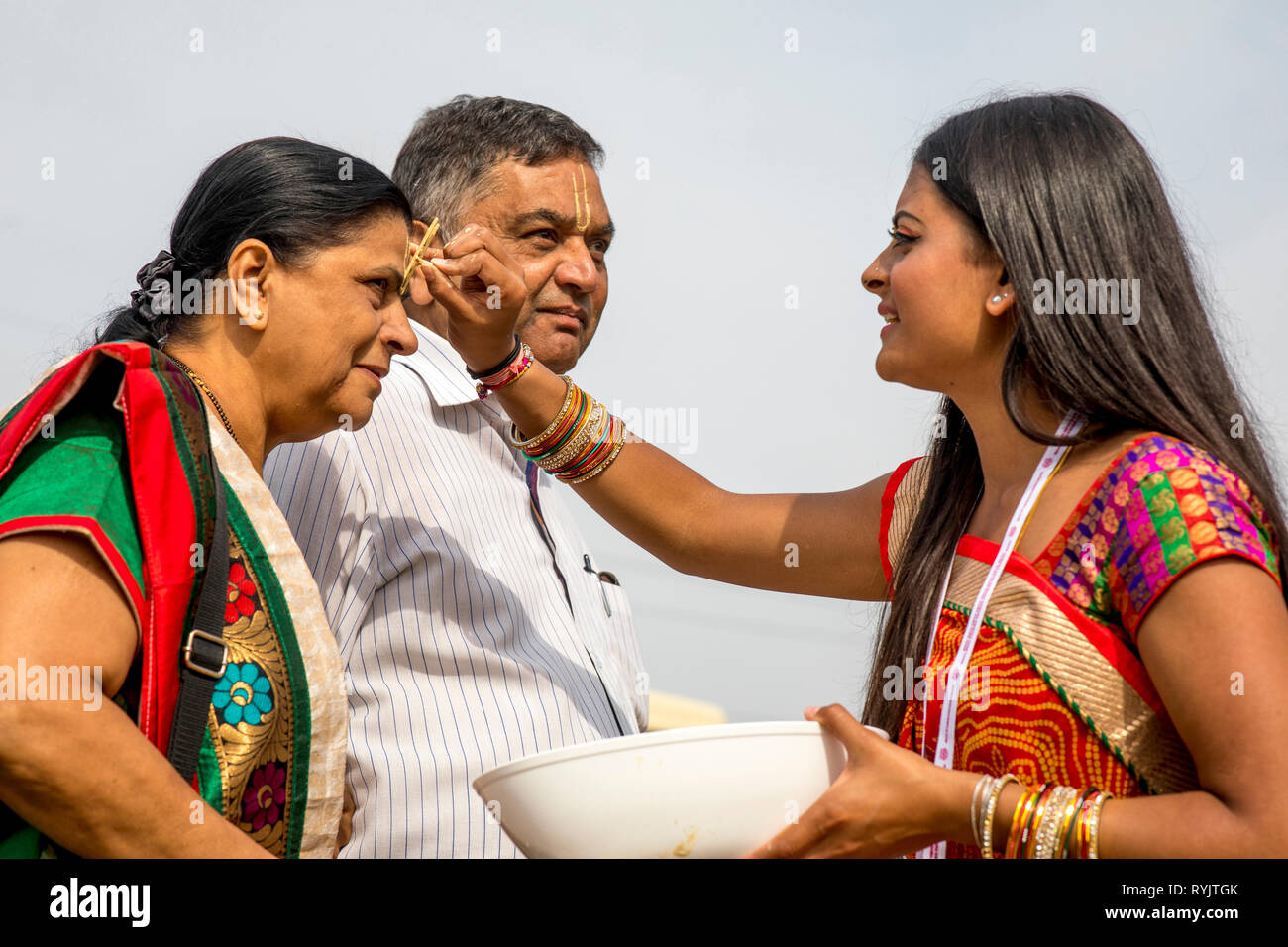 Messaggio di saluto in Janmashtami festival indù, Watford, Regno Unito Gli ospiti ricevono un marchio sulla loro fronte. Foto Stock
