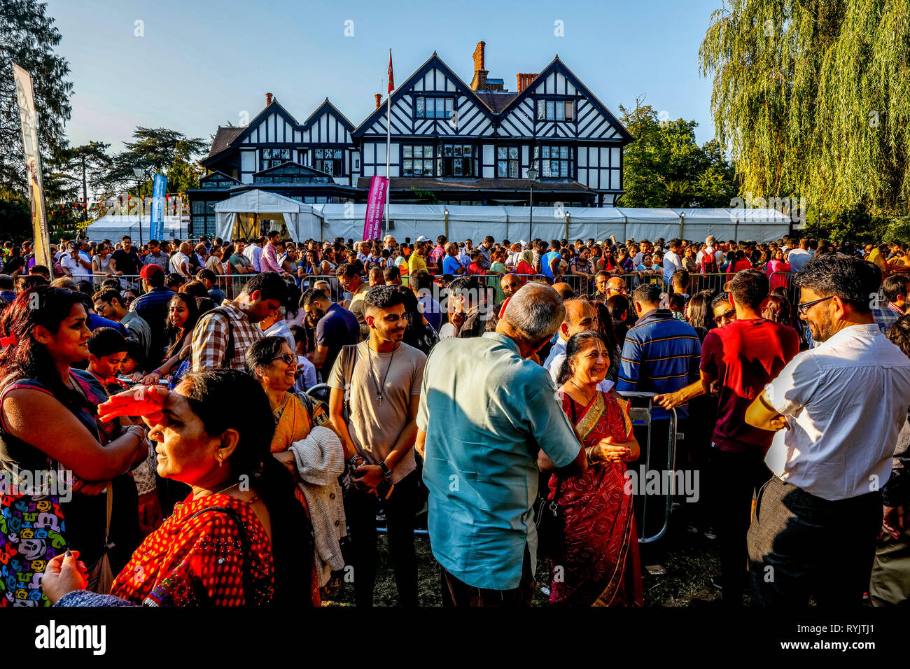 Janmashtami festival indù a Bhaktivedanta manor, Watford, Regno Unito Coda al di fuori del tempio. Foto Stock