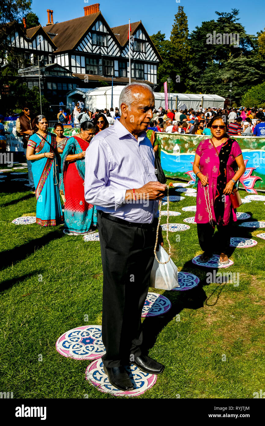 Japa ( Preghiera cordone) la meditazione al Janmashtami festival indù, Watford, Regno Unito Foto Stock