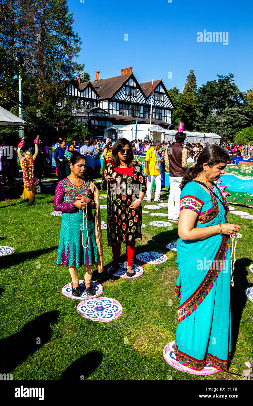 Japa ( Preghiera cordone) la meditazione al Janmashtami festival indù, Watford, Regno Unito Foto Stock