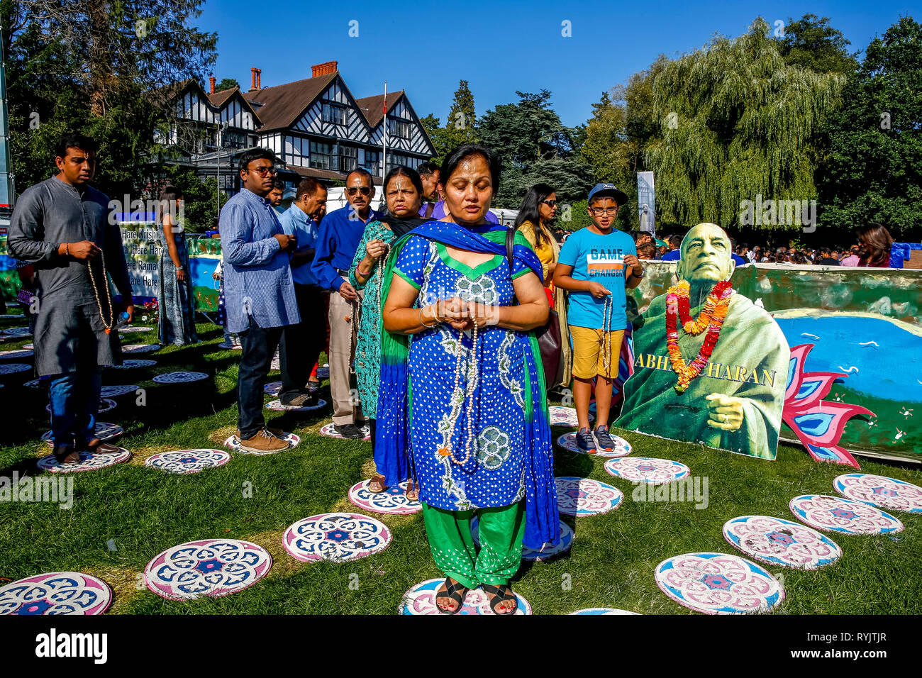 Japa ( Preghiera cordone) la meditazione al Janmashtami festival indù, Watford, Regno Unito Foto Stock