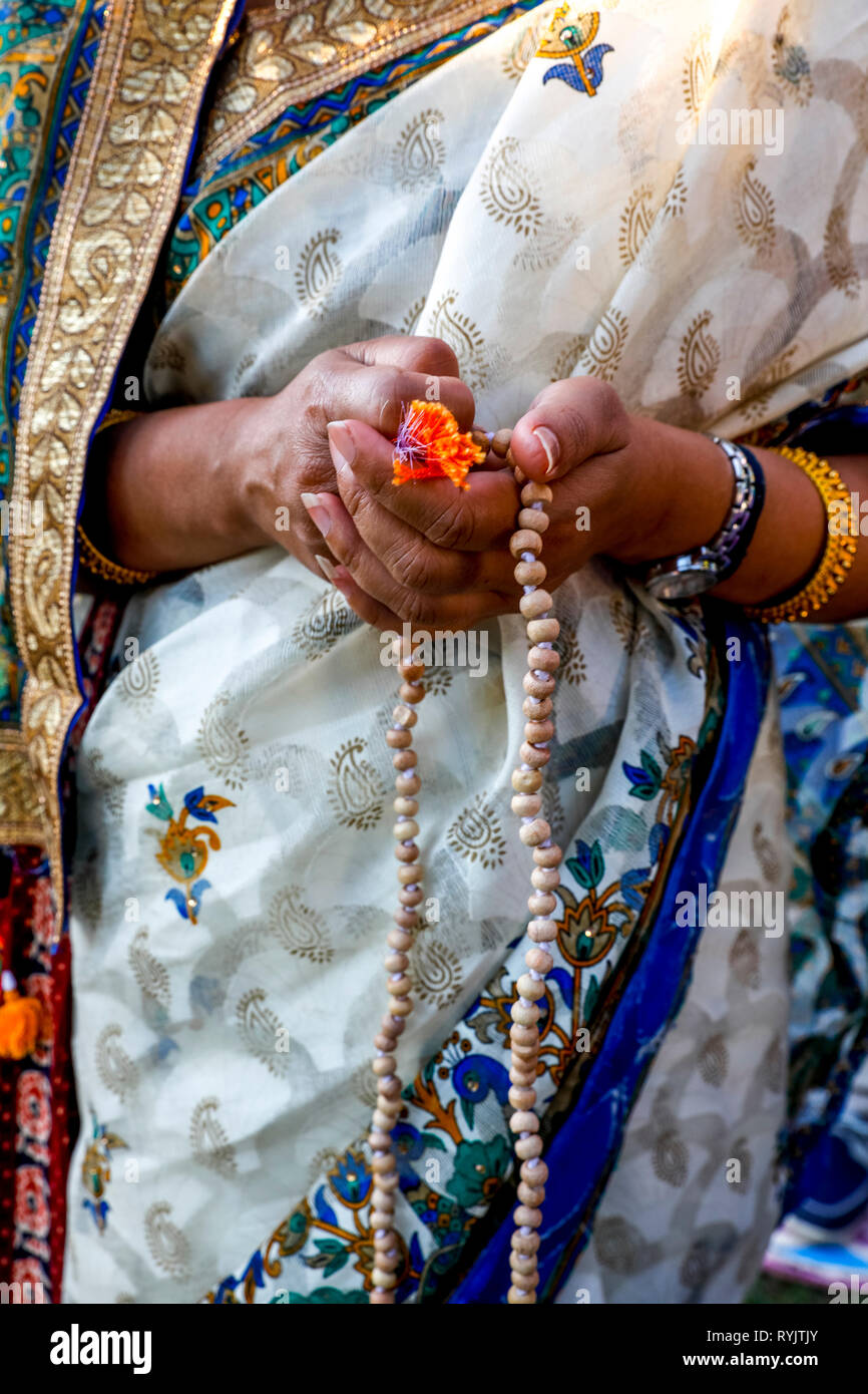 Japa ( Preghiera cordone) la meditazione al Janmashtami festival indù, Watford, Regno Unito Foto Stock