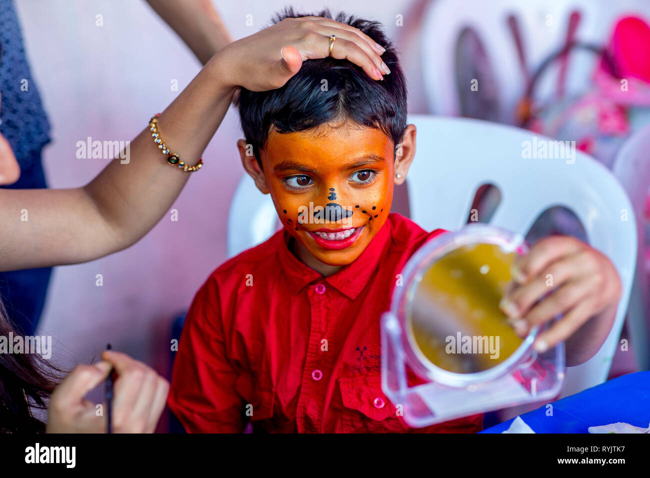 Il make-up a Janmashtami festival indù, Watford, Regno Unito Foto Stock