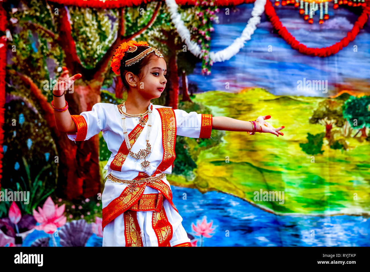 Tradizionale Spettacolo di danza a Janmashtami festival indù, Bhaktivedanta manor, Watford, Regno Unito Foto Stock