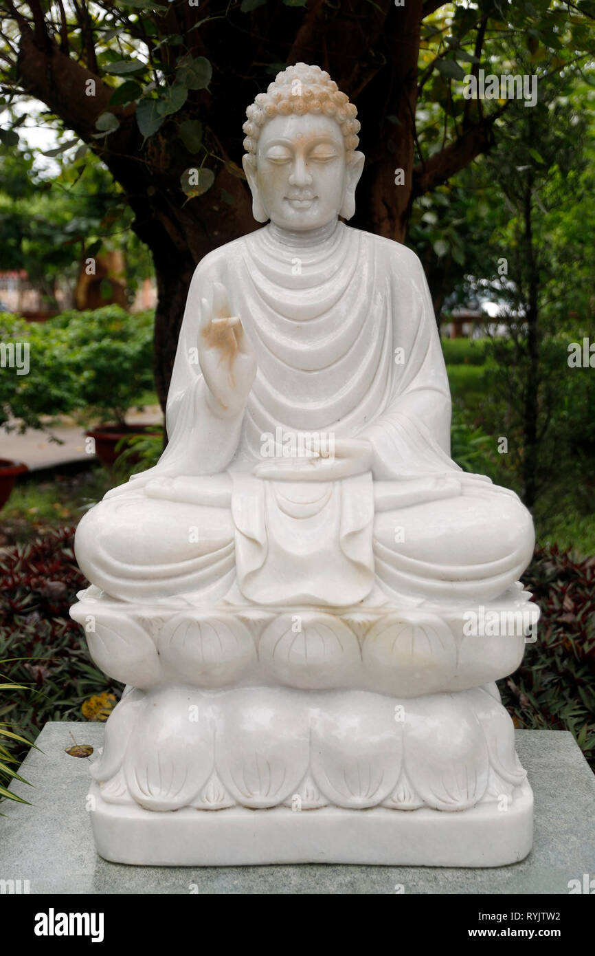 Truc Lam Phuong Nam tempio buddista. Statua del Buddha.Il Karana Mudra elps  nella riduzione della malattia o pensieri negativi. Can Tho. Il Vietnam  Foto stock - Alamy