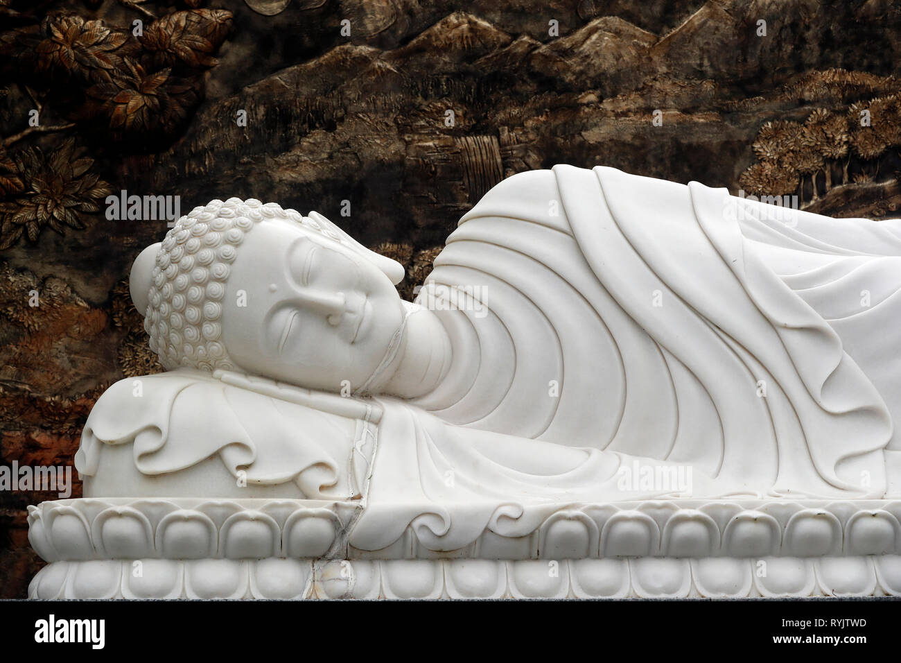 Reclining statua del Buddha. Dopo 45 anni di insegnamento il Dharma, il Buddha passati nel parinirvana. Van Linh pagoda buddista. Un Hao. Il Vietnam. Foto Stock