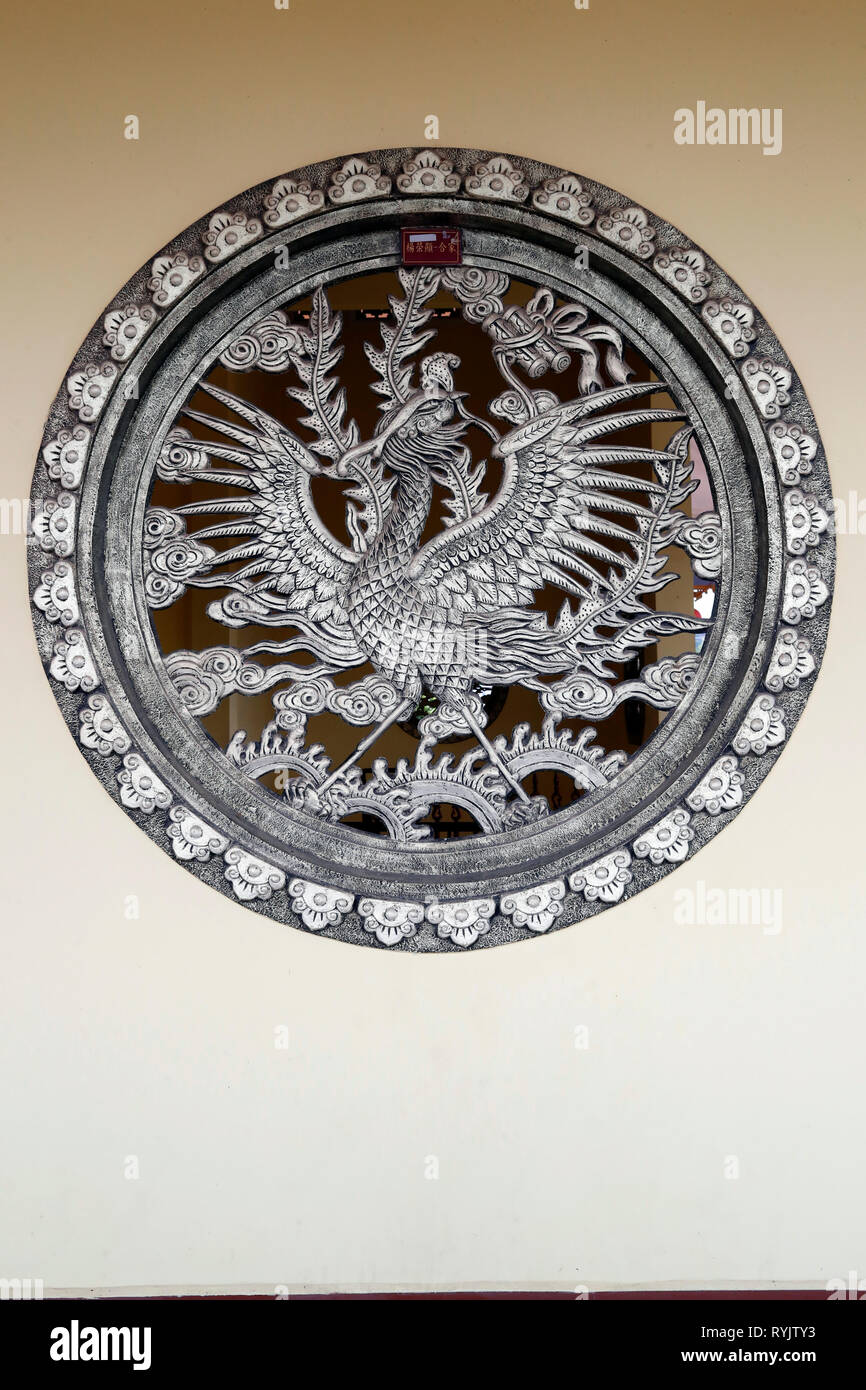 Huynh Dao pagoda buddista. Finestra intagliata. Phoenix è a lungo vissuto uccello che ciclicamente si rigenera. Chau Doc. Il Vietnam. Foto Stock