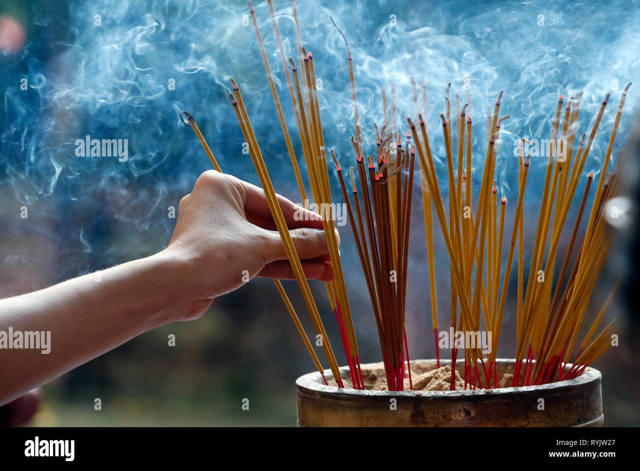 Il tempio taoista. L'imperatore Jade pagoda (Chua Phuoc Hai). Bastoncini di incenso su joss stick pot di fuoco e fumo utilizzare per pagare rispetto al Buddha. Ho Chi Foto Stock