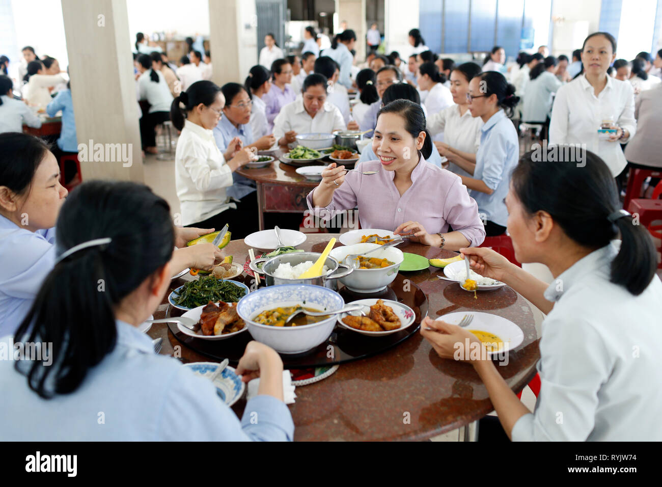 Comunità Domenicana di Bien Hoa. Suore cattoliche a pranzo. Il Vietnam. Foto Stock