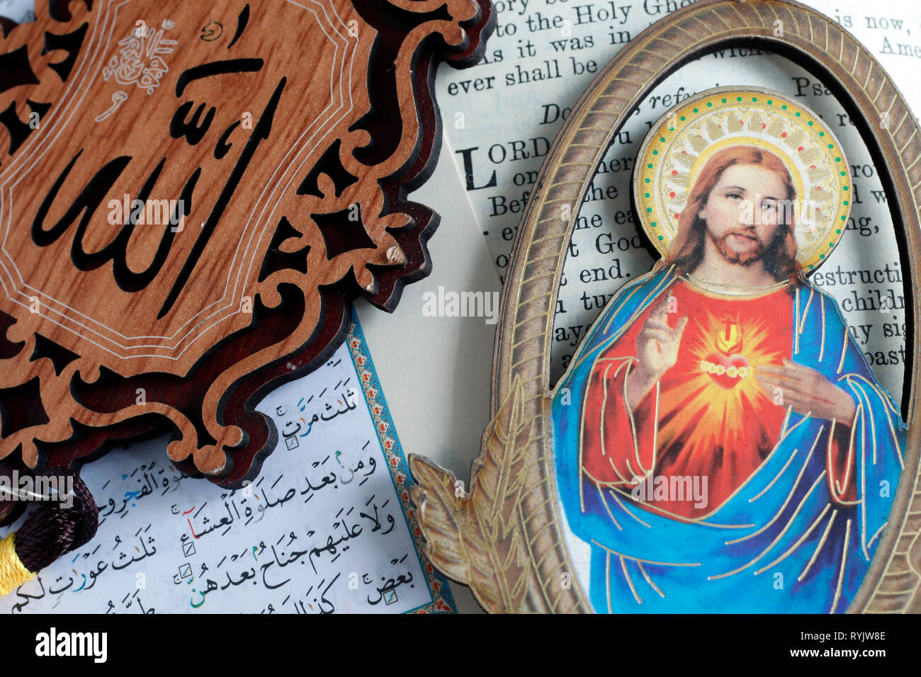 Kuran e la bibbia con monogramma di Allah e Gesù sacro cuore. Interreligioso di simboli. Vung Tau. Il Vietnam. Foto Stock