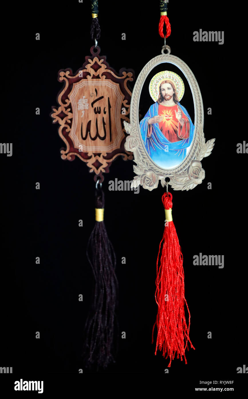 Monogramma di Allah e Gesù sacro cuore. Interreligioso di simboli. Foto Stock
