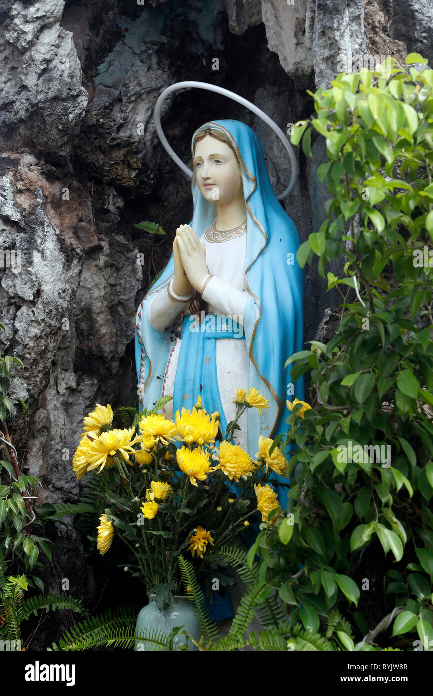 Statua della vergine maria lourdes immagini e fotografie stock ad alta ...