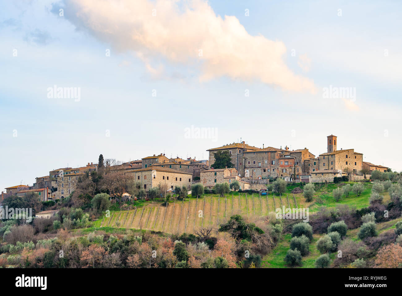 Borgo medievale di Castelnuovo dell'Abate Foto Stock