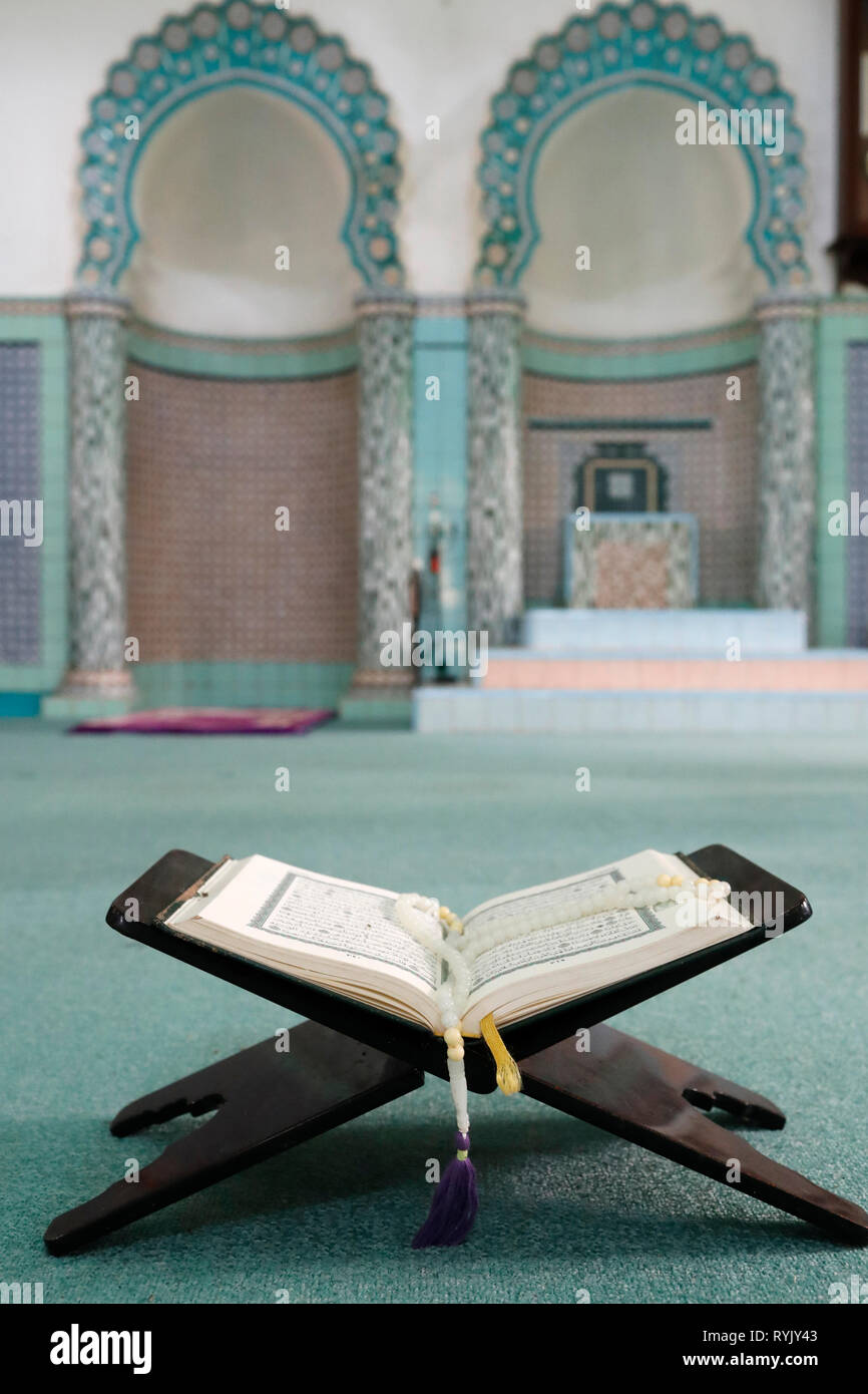 La moschea di Mubarak. Aprire il Corano su piedistallo in legno con in sottofondo e minbar mihrab. Chau Doc. Il Vietnam. Foto Stock