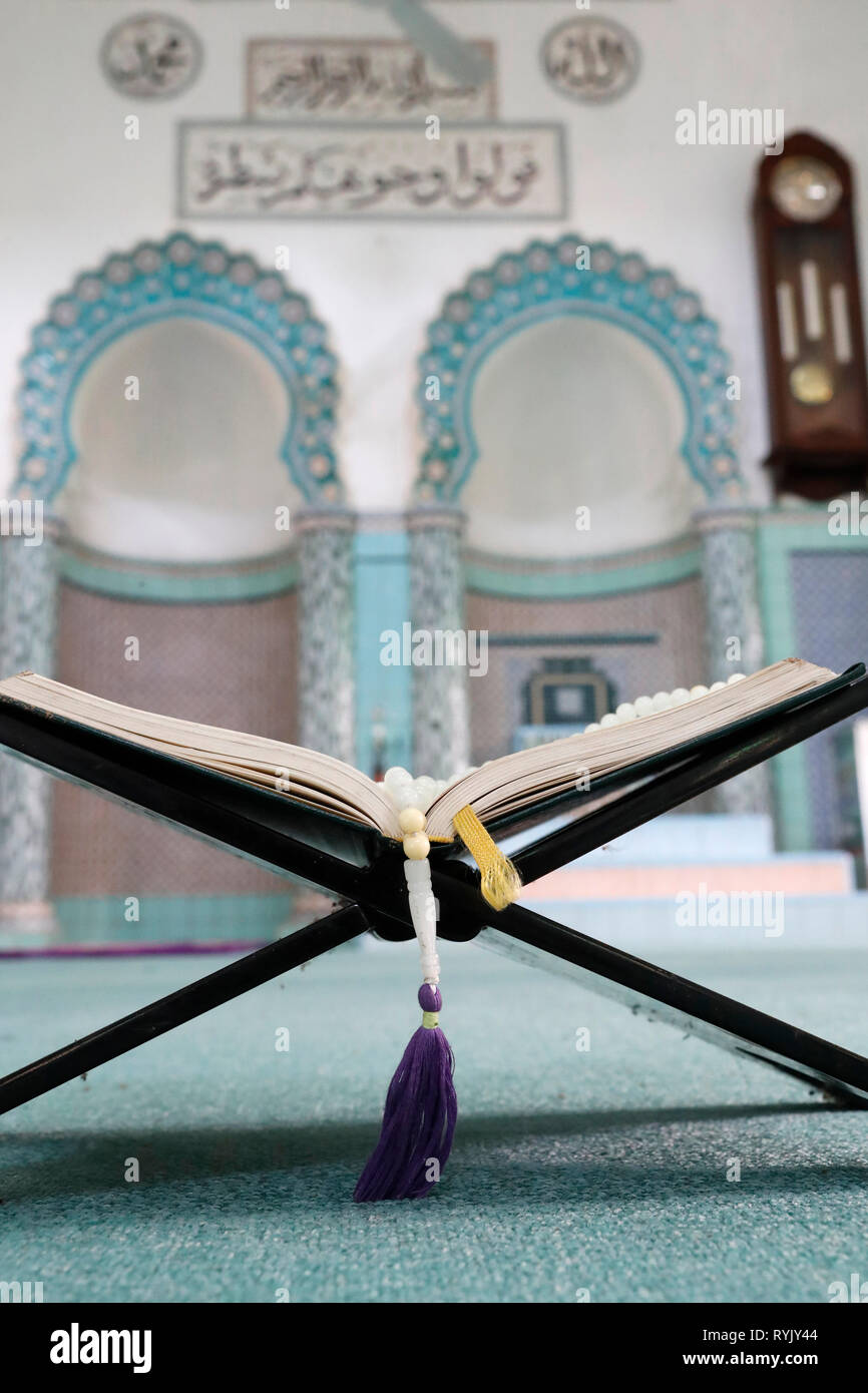 La moschea di Mubarak. Aprire il Corano su piedistallo in legno con in sottofondo e minbar mihrab. Chau Doc. Il Vietnam. Foto Stock