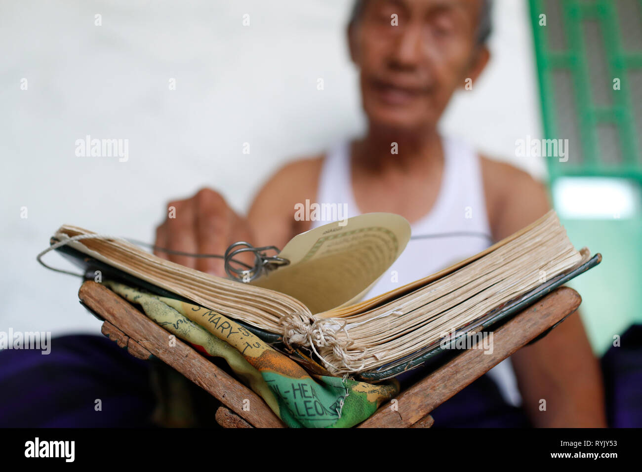 Jamiul Azhar moschea. Uomo musulmano la lettura di un vecchio Corano. Chau Doc. Il Vietnam. Foto Stock