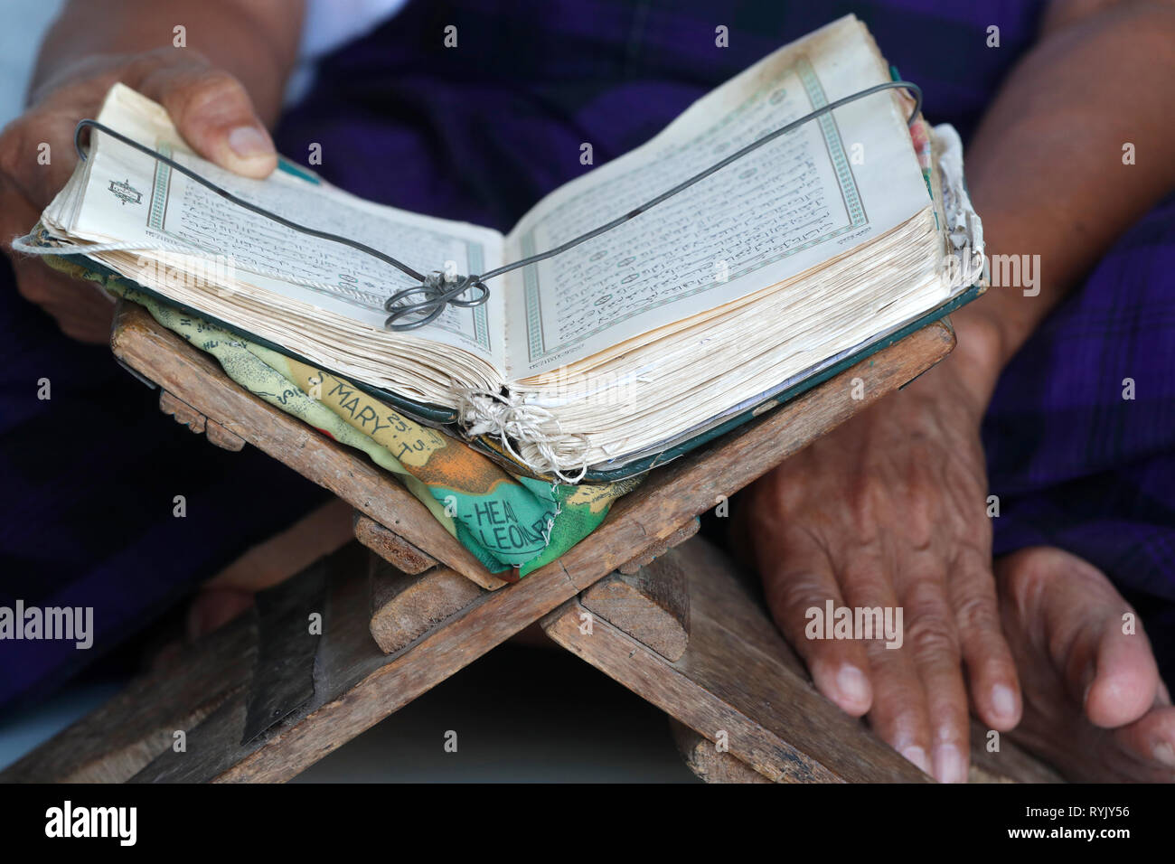 Jamiul Azhar moschea. Uomo musulmano la lettura di un vecchio Corano. Chau Doc. Il Vietnam. Foto Stock