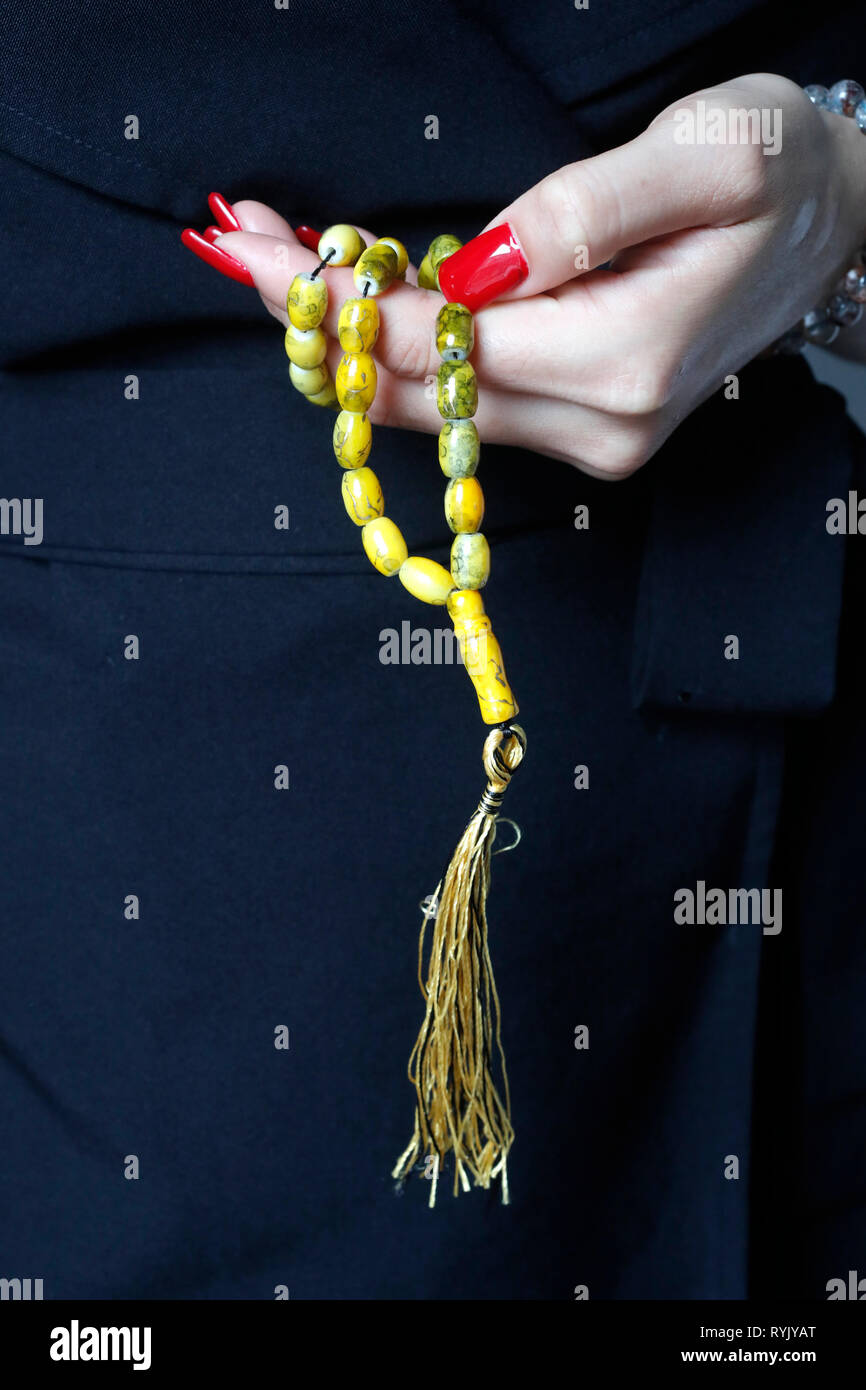 Donna musulmana holding preghiera islamica perle. Close-up. Foto Stock