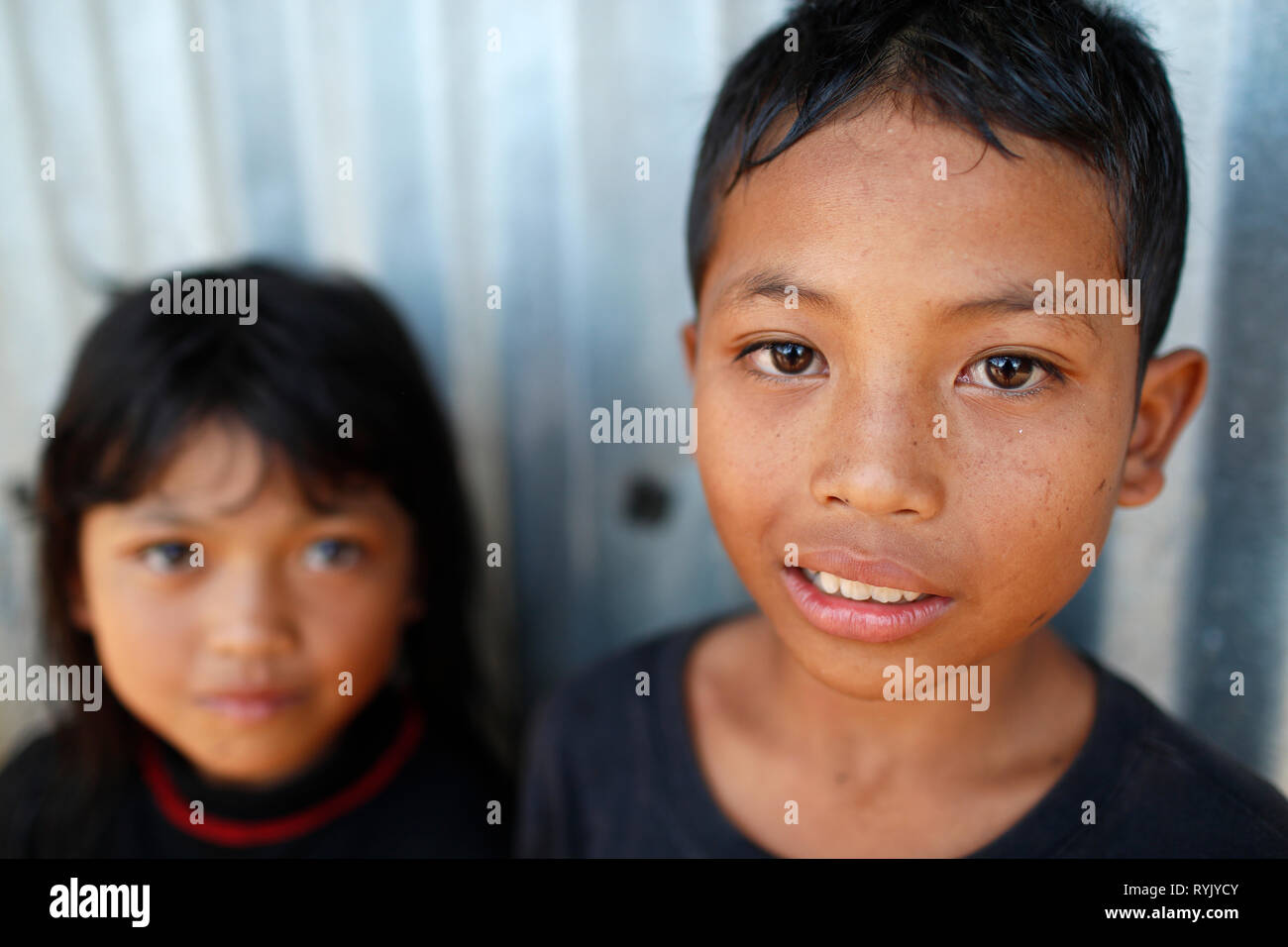 Povera famiglia vietnamita che vive in una piccola baracca è costituito da rottami di metallo. La minoranza etnica bambino. Giovane ragazzo sorridente. Dalat. Il Vietnam. Foto Stock