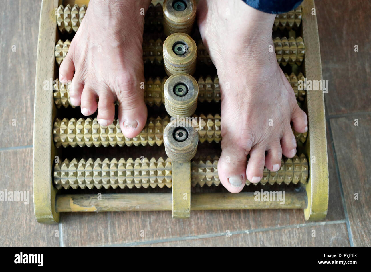 Tradizionale vietnamita medicina clinica. Massaggio ai piedi. Cu Chi. Il Vietnam. Foto Stock