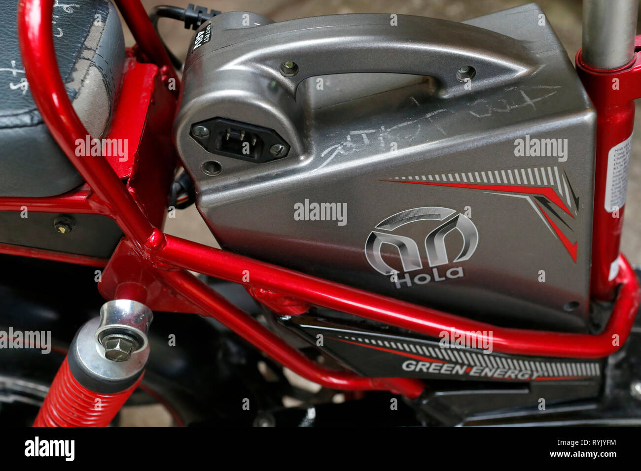 Bicicletta elettrica. Close-up sulla batteria. In Cai Be. Il Vietnam. Foto Stock