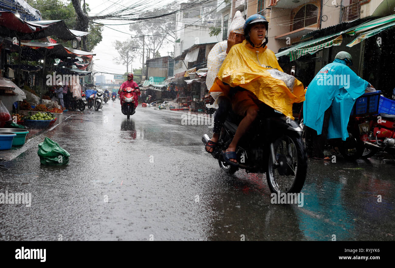 La stagione delle piogge. Le motociclette su strada. Ho Chi Minh City. Il Vietnam. Foto Stock