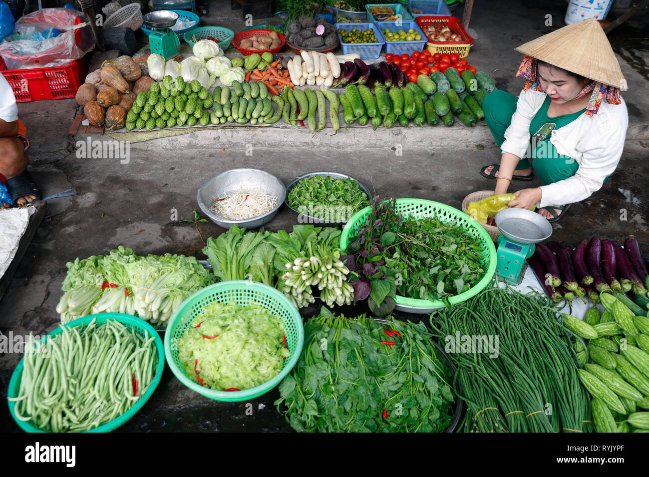 Donna vietnamita vendita di verdure al mercato. Vung Tau. Il Vietnam. Foto Stock