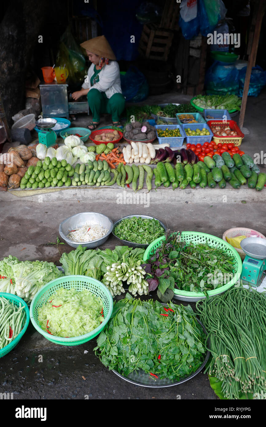 Donna vietnamita vendita di verdure al mercato. Vung Tau. Il Vietnam. Foto Stock