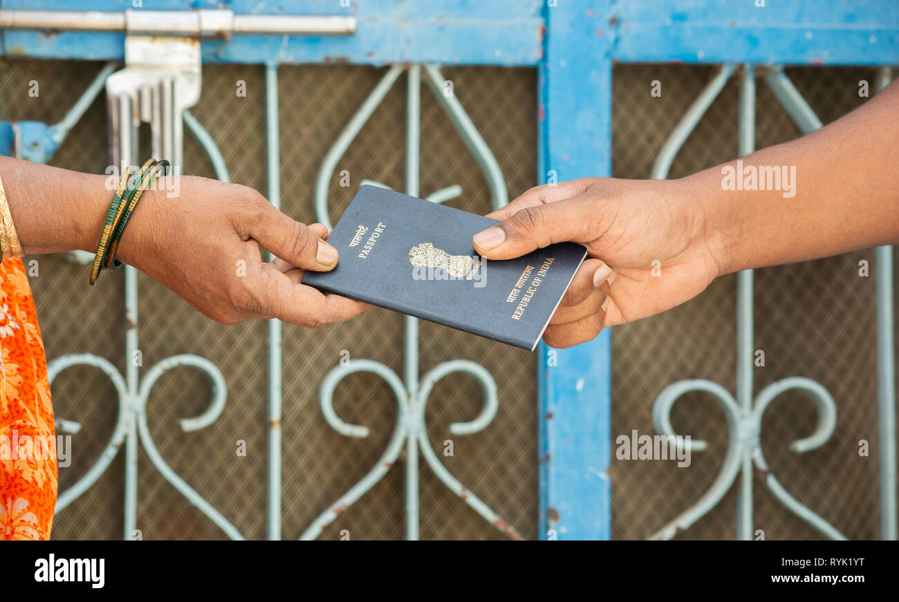 Concetto di donne che hanno ricevuto il passaporto al porte di casa in India Foto Stock