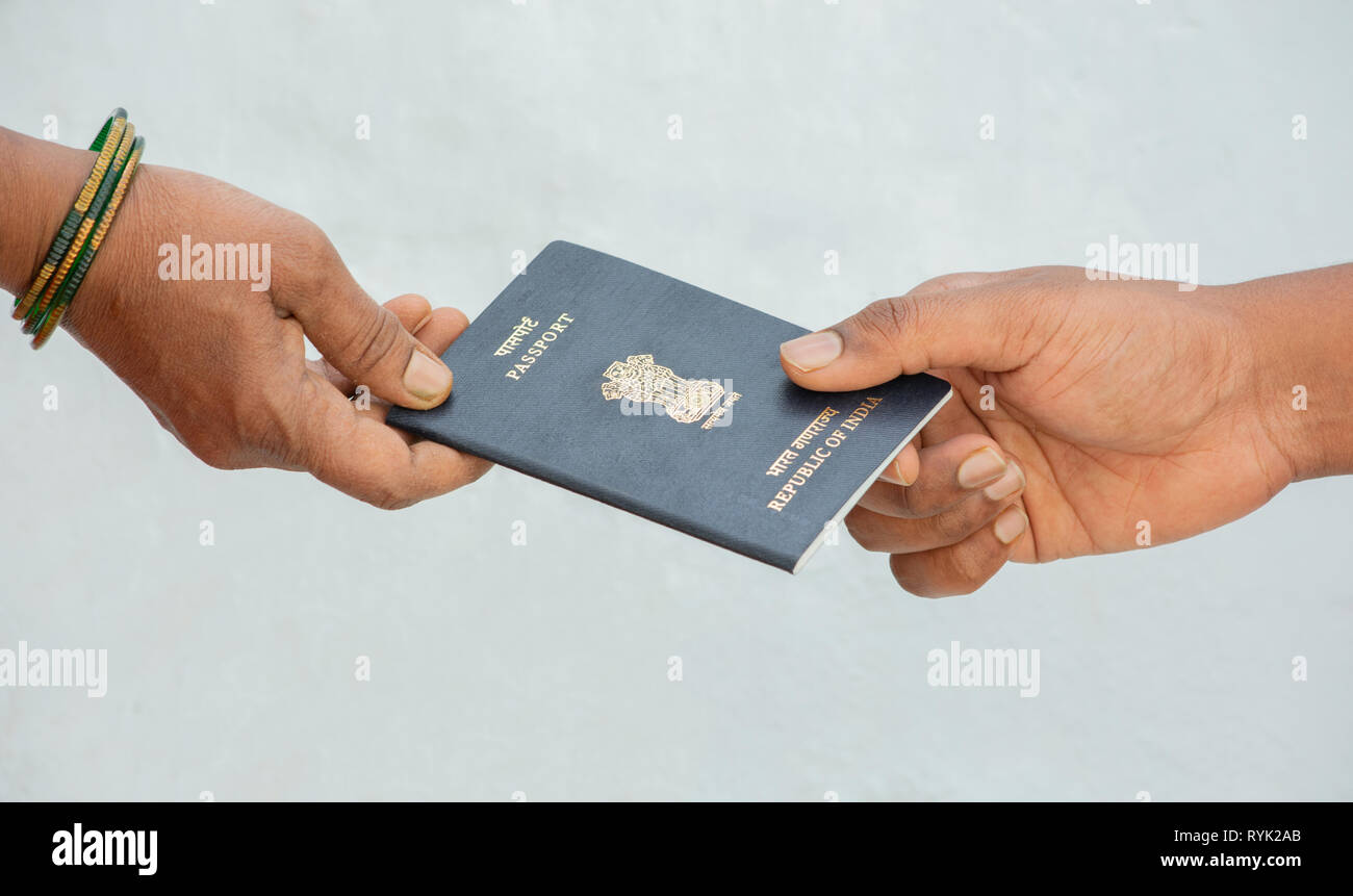 Concetto di woemn ricevuti passaporto al passo della porta di casa in India Foto Stock
