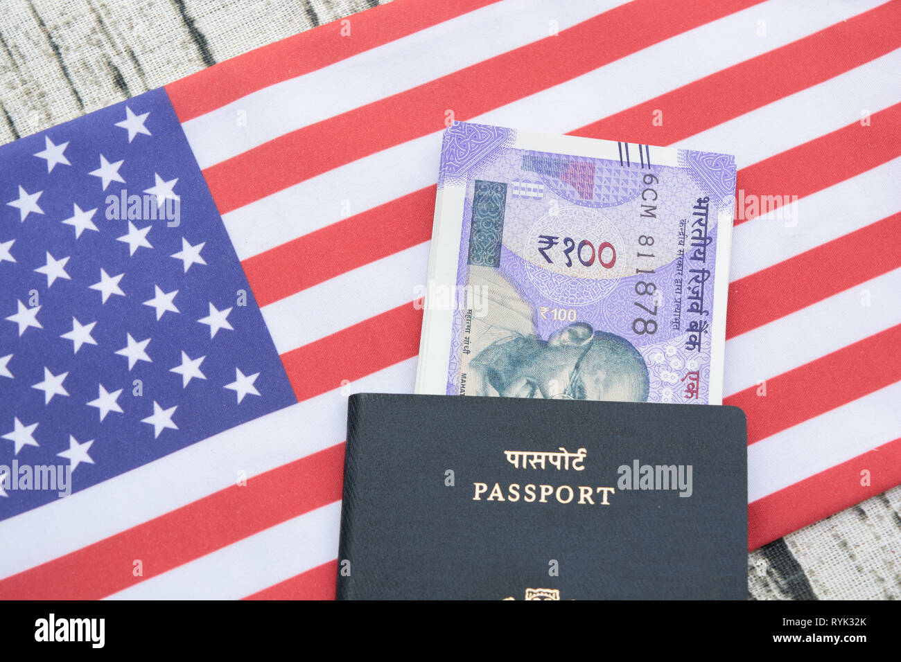 Vista dettagliata del passaporto indiano con valuta in USA o in America la bandiera come sfondo Foto Stock