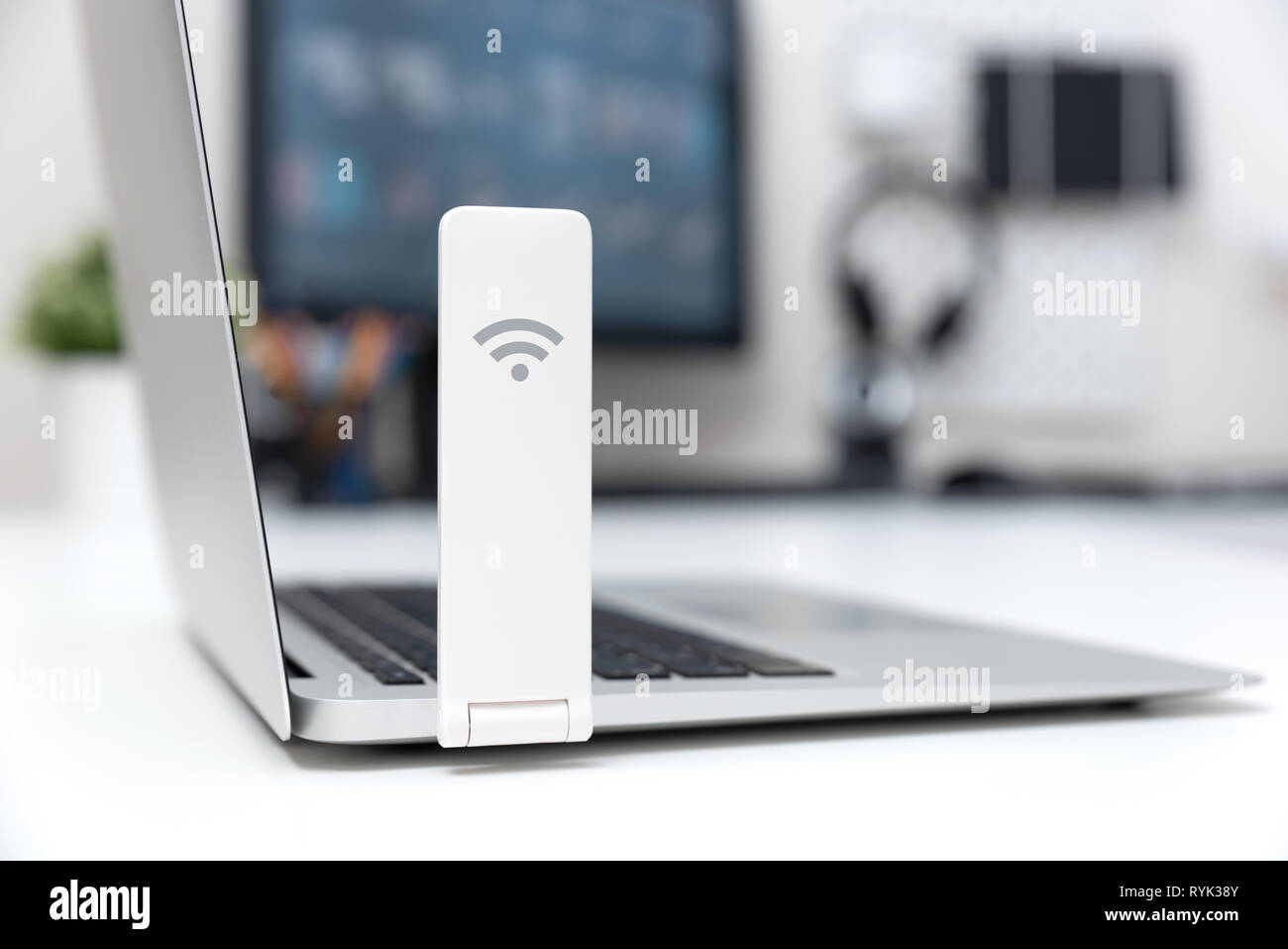 Accesso wireless a internet concetto. Rete mobile expander o mobile internet modem USB stick Foto Stock