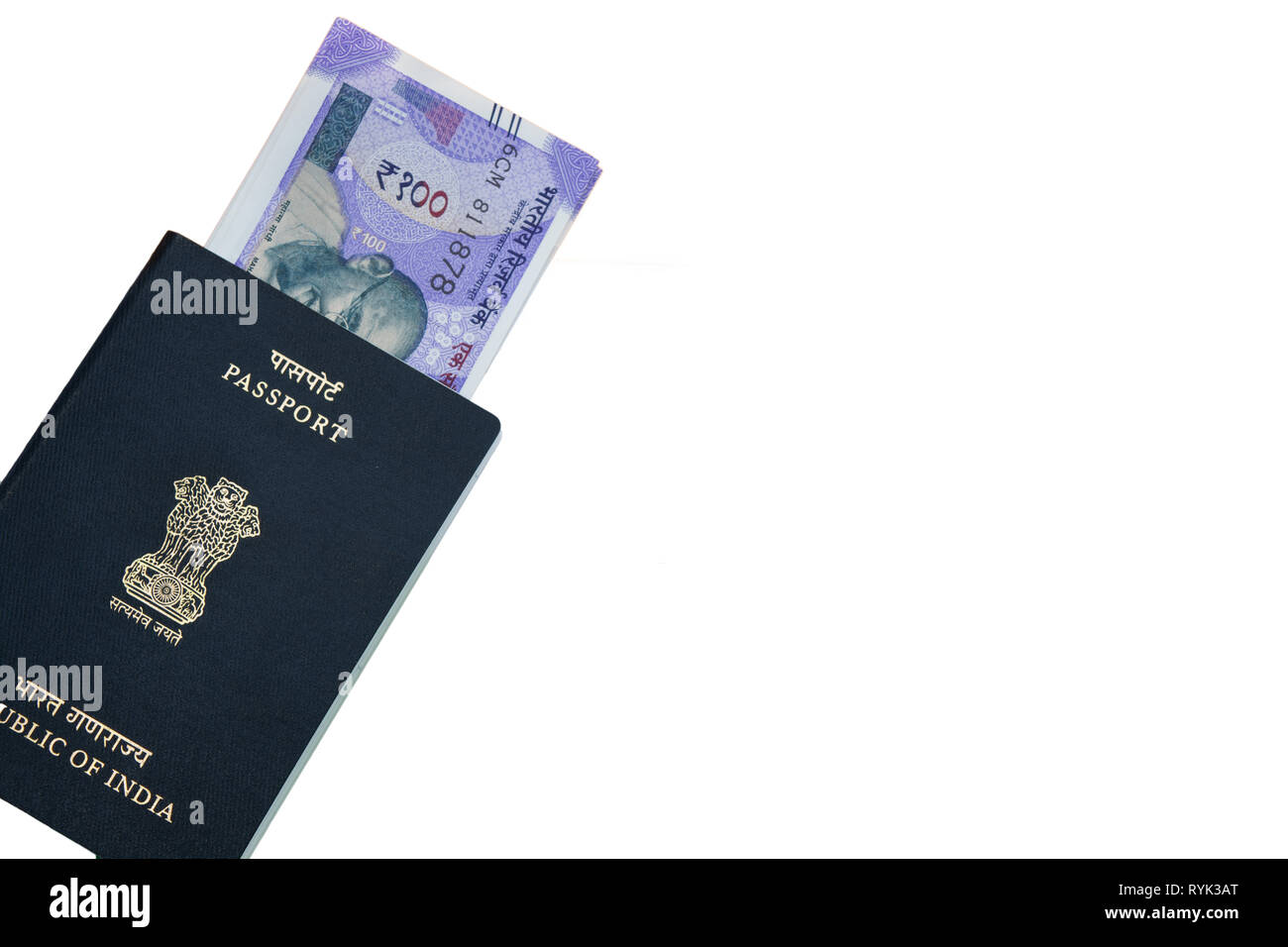 Vista dettagliata del passaporto indiano con la valuta indiana su sfondo isolato. Foto Stock