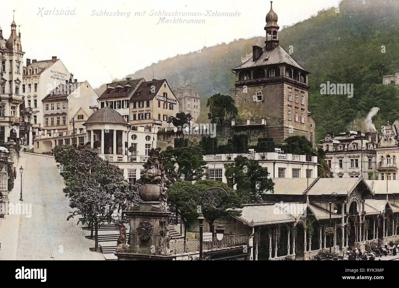 Edifici di Karlovy Vary, carrelli a Karlovy Vary, 1914, Regione di Karlovy Vary, Zámecká kolonáda, Tržní kolonáda, la Colonna della Santa Trinità di Karlovy Vary, Karlsbad, Schloßberg mit Schloßbrunn, Kolonnade, Repubblica Ceca Foto Stock