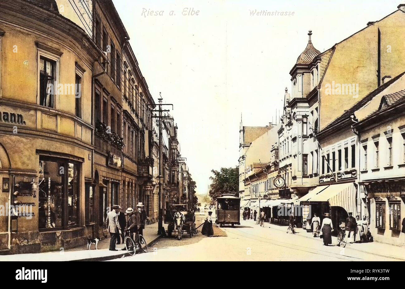 Edifici in Riesa, cani di Germania, tempo 10:58, la gente con le biciclette, 1914, Landkreis Meißen, Riesa, Wettinstraße Foto Stock