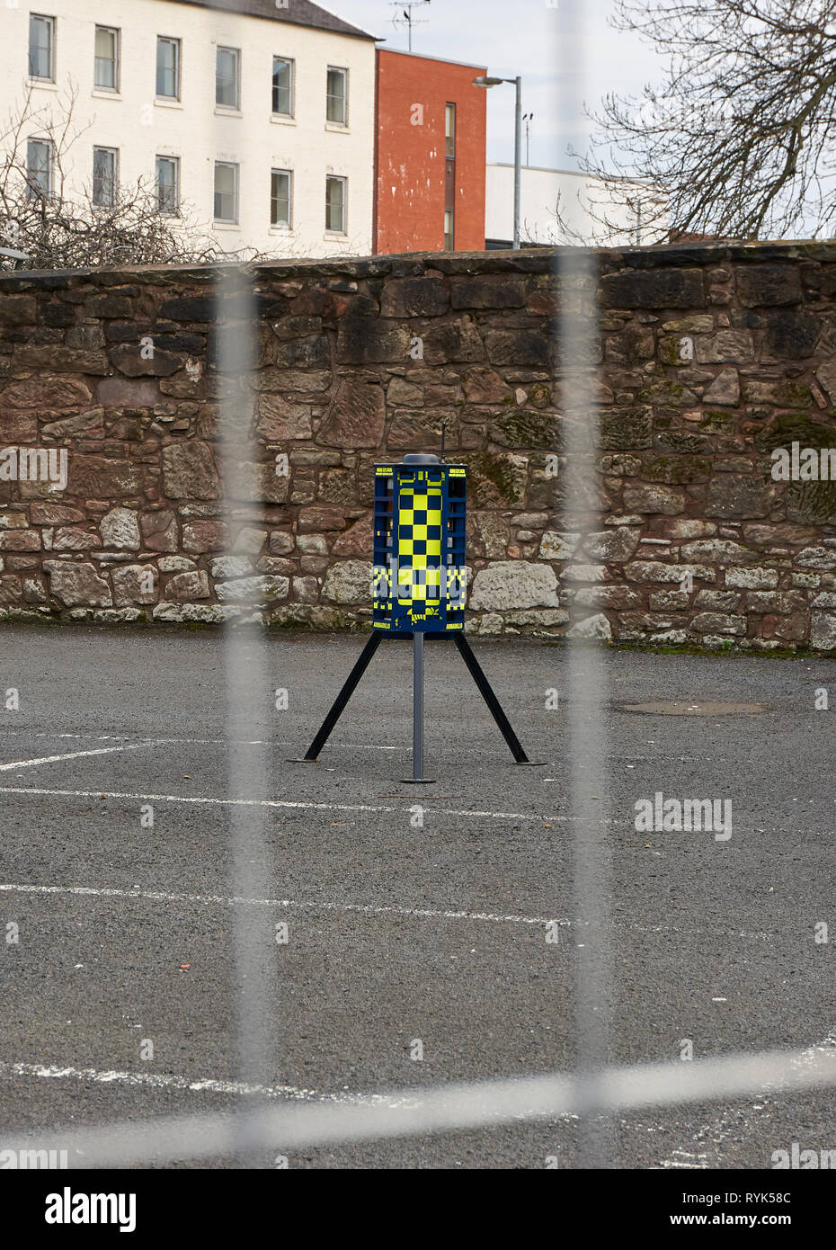 Perimetro di un sistema di rivelazione di intrusi (PID) con mobile CCTV torre installata dalla polizia a guardia del vecchio edificio di chirurgia in Gorbals, Scotland, Regno Unito Foto Stock