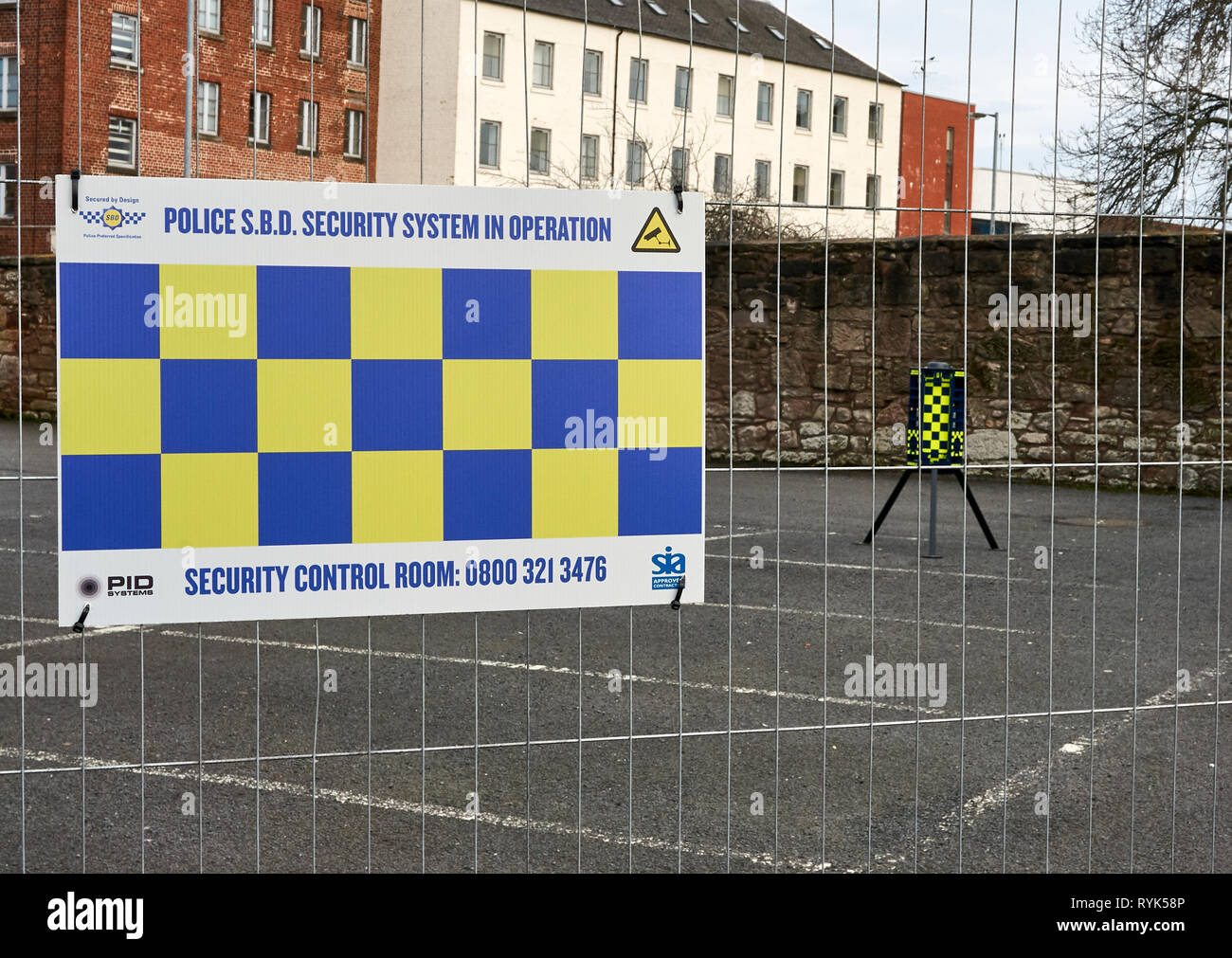 Perimetro di un sistema di rivelazione di intrusi (PID) con mobile CCTV torre installata dalla polizia a guardia del vecchio edificio di chirurgia in Gorbals, Scotland, Regno Unito Foto Stock