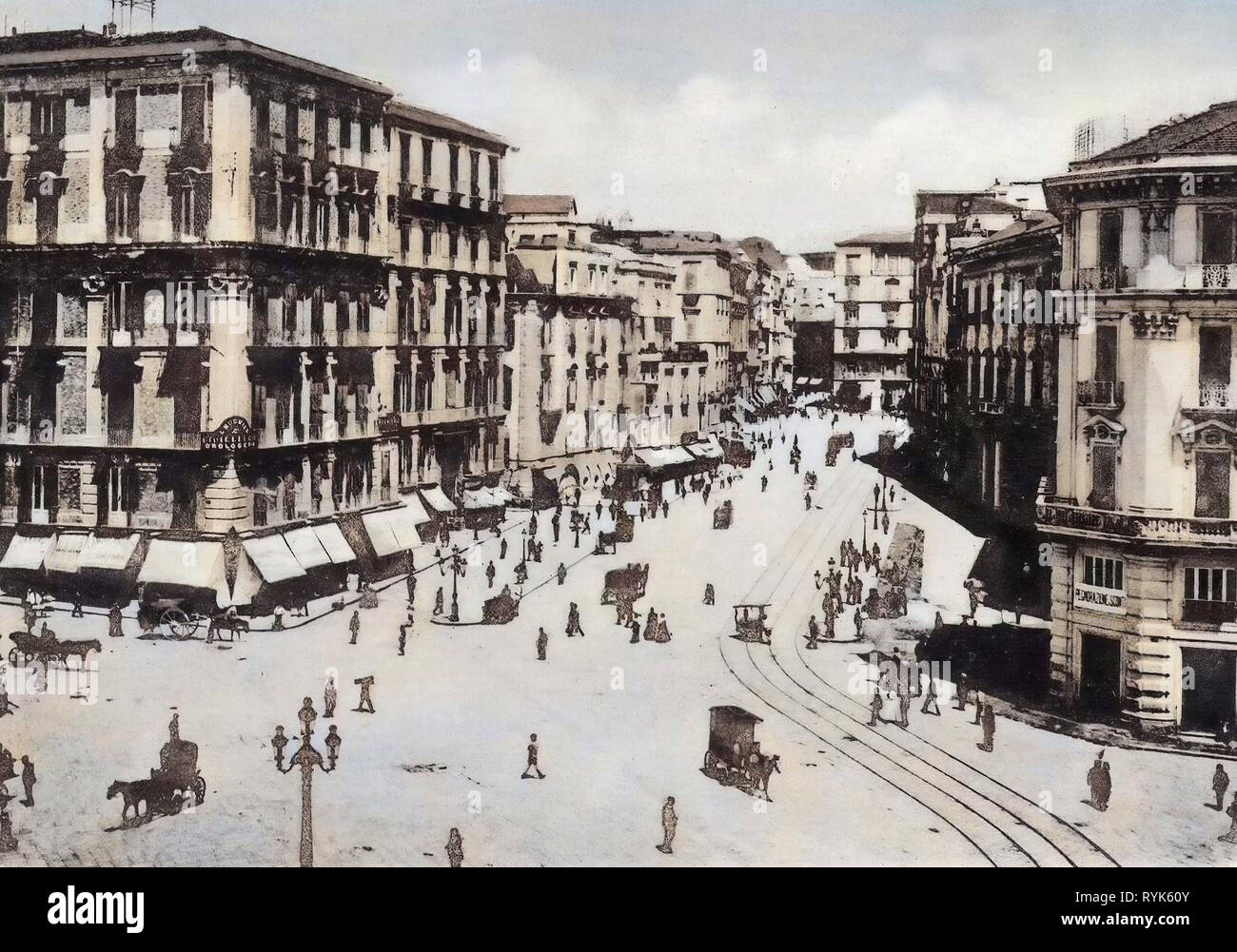 Immagini storiche di via Medina (Napoli), carrozze trainate da cavalli in Italia, Napoli, 1901, Via Medina Foto Stock