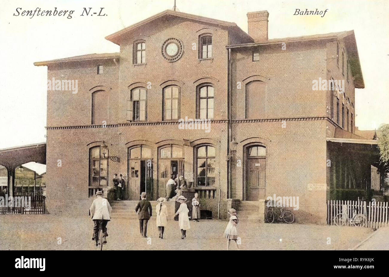 Stazioni ferroviarie in Senftenberg, biciclette in Germania, le persone con le biciclette, 1918, Brandeburgo, Senftenberg, Bahnhof Foto Stock