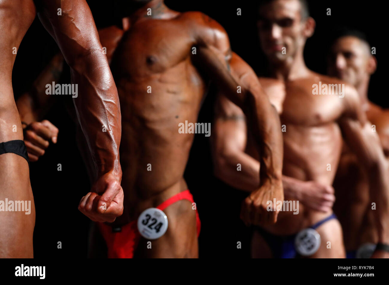 I concorrenti in un centro per il fitness e bodybuilding campionato. La Francia. Foto Stock