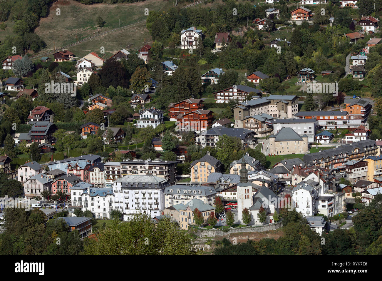 Le Alpi Francesi in estate. Saint Gervais les Bains villaggio. La Francia. Foto Stock