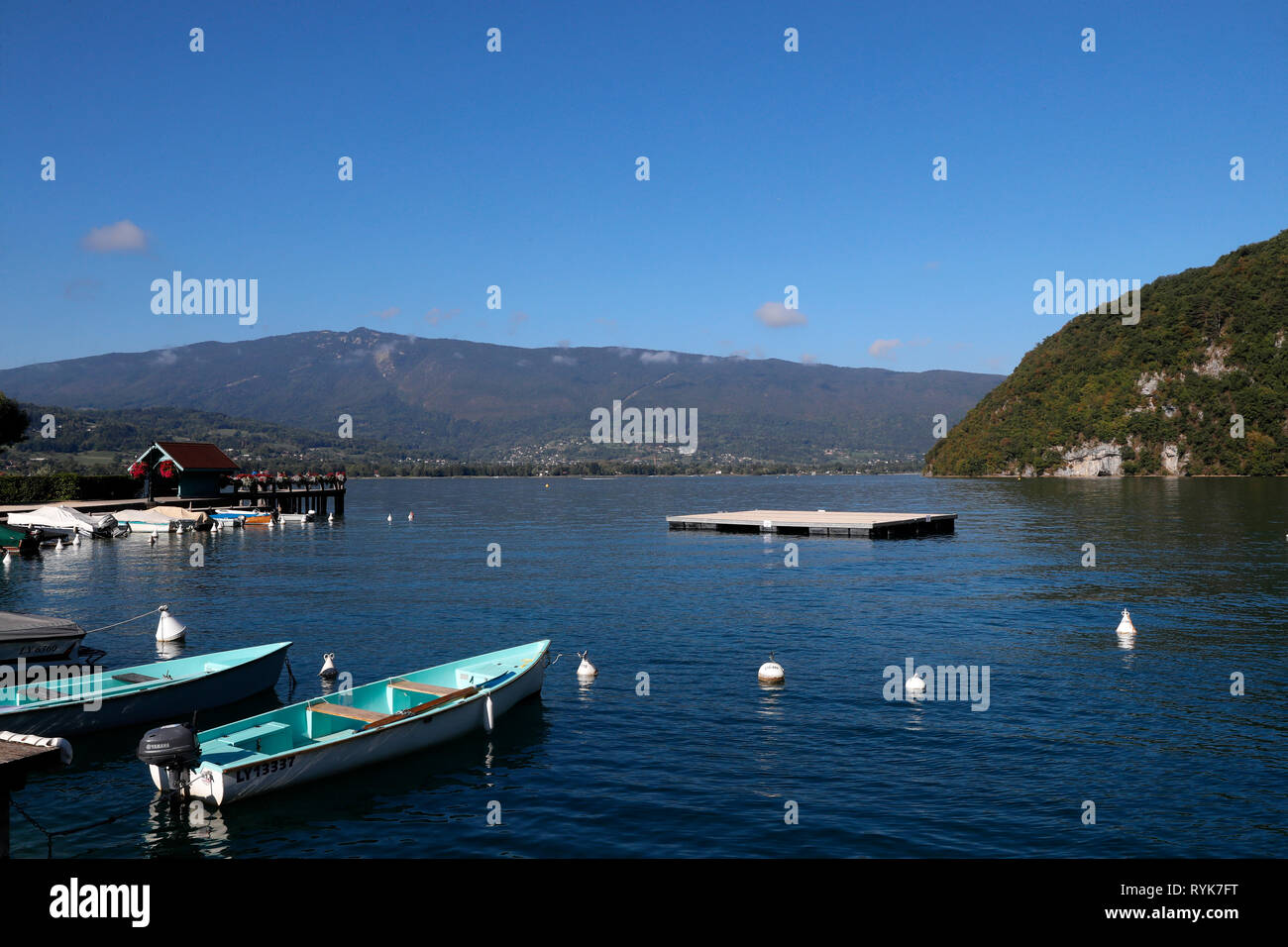 Il lago di Annecy (Lac d'Annecy) in Alta Savoia: il terzo lago più grande della Francia e noto come EuropeÕs lago più pulito. Talloires. La Francia. Foto Stock