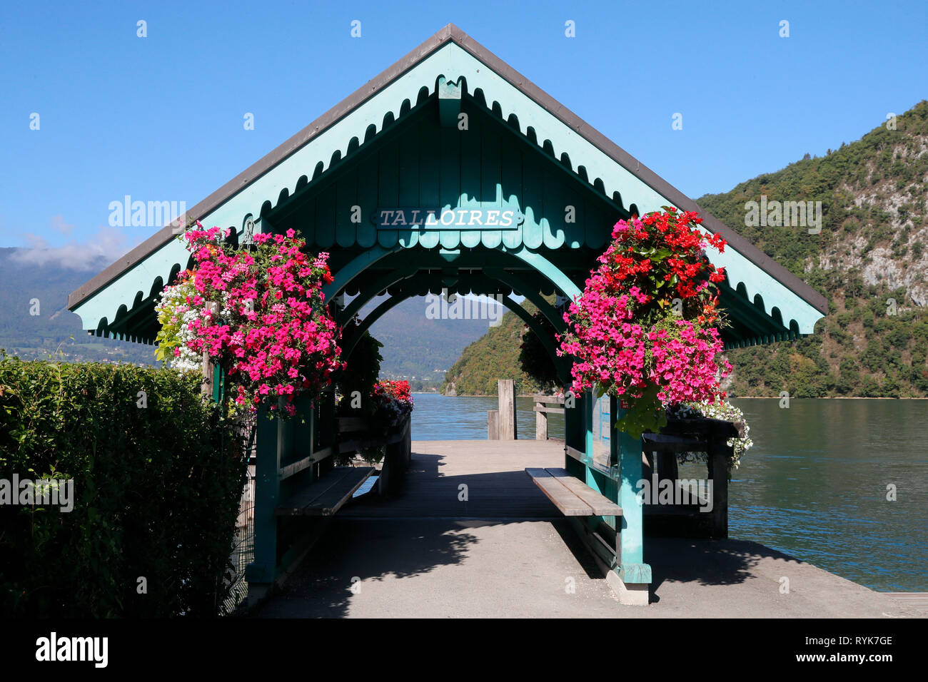 Il lago di Annecy (Lac d'Annecy) in Alta Savoia: il terzo lago più grande della Francia e noto come EuropeÕs lago più pulito. Talloires. La Francia. Foto Stock