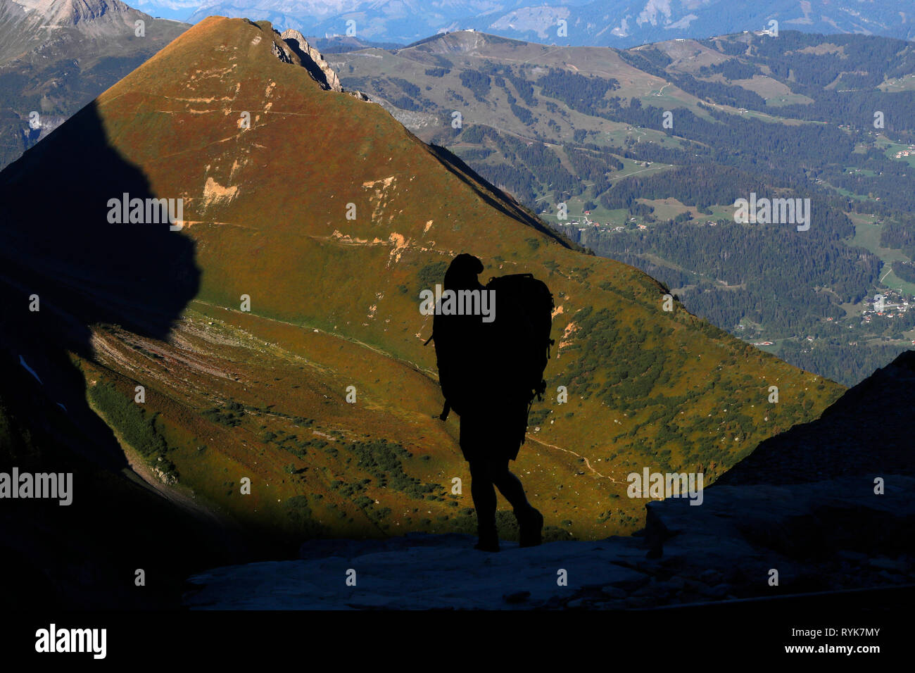 Silhouette di un escursionista di montagna. Massiccio del Monte Bianco e sulle alpi francesi. La Francia. Foto Stock
