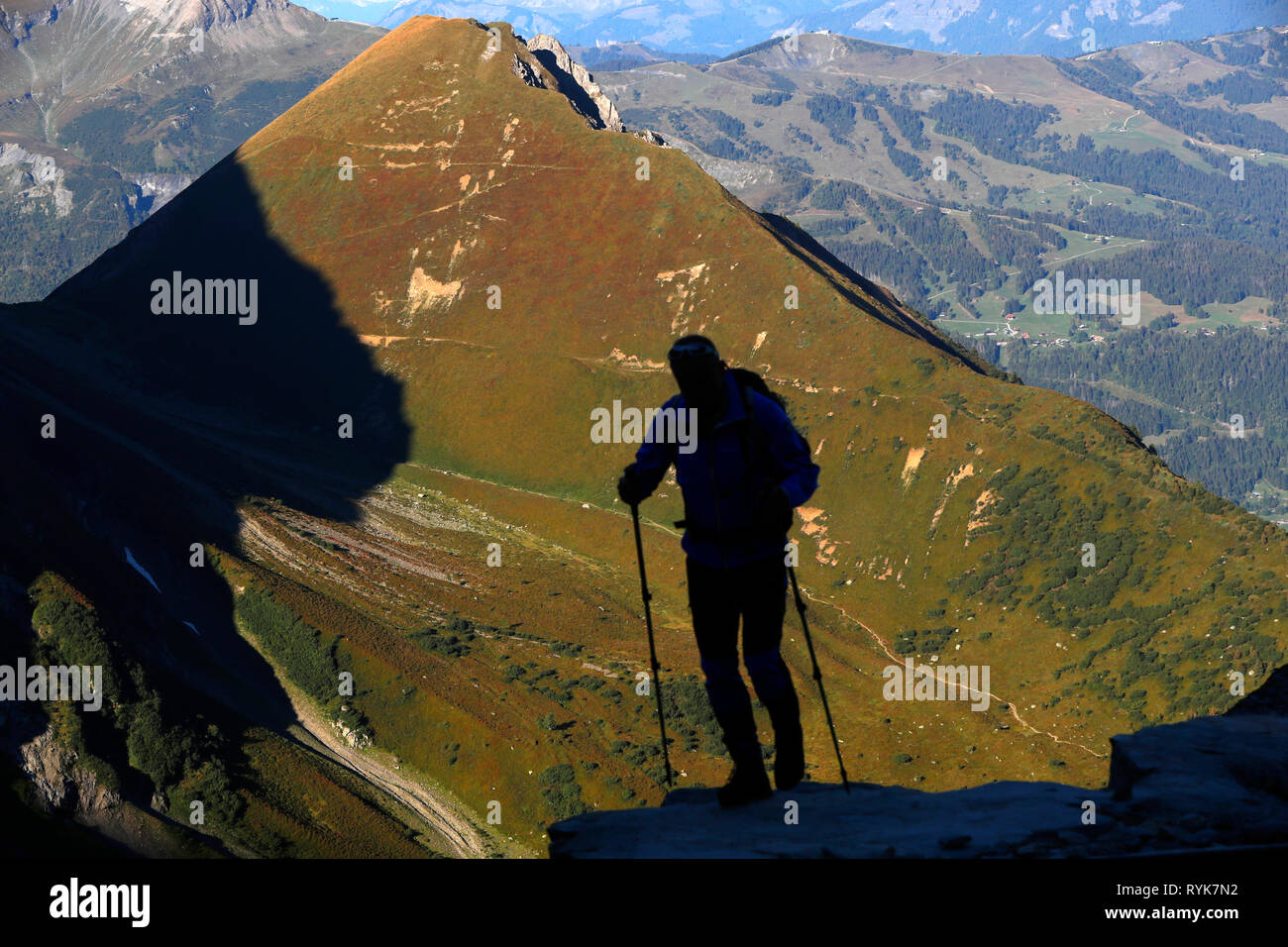 Silhouette di un escursionista di montagna. Massiccio del Monte Bianco e sulle alpi francesi. La Francia. Foto Stock