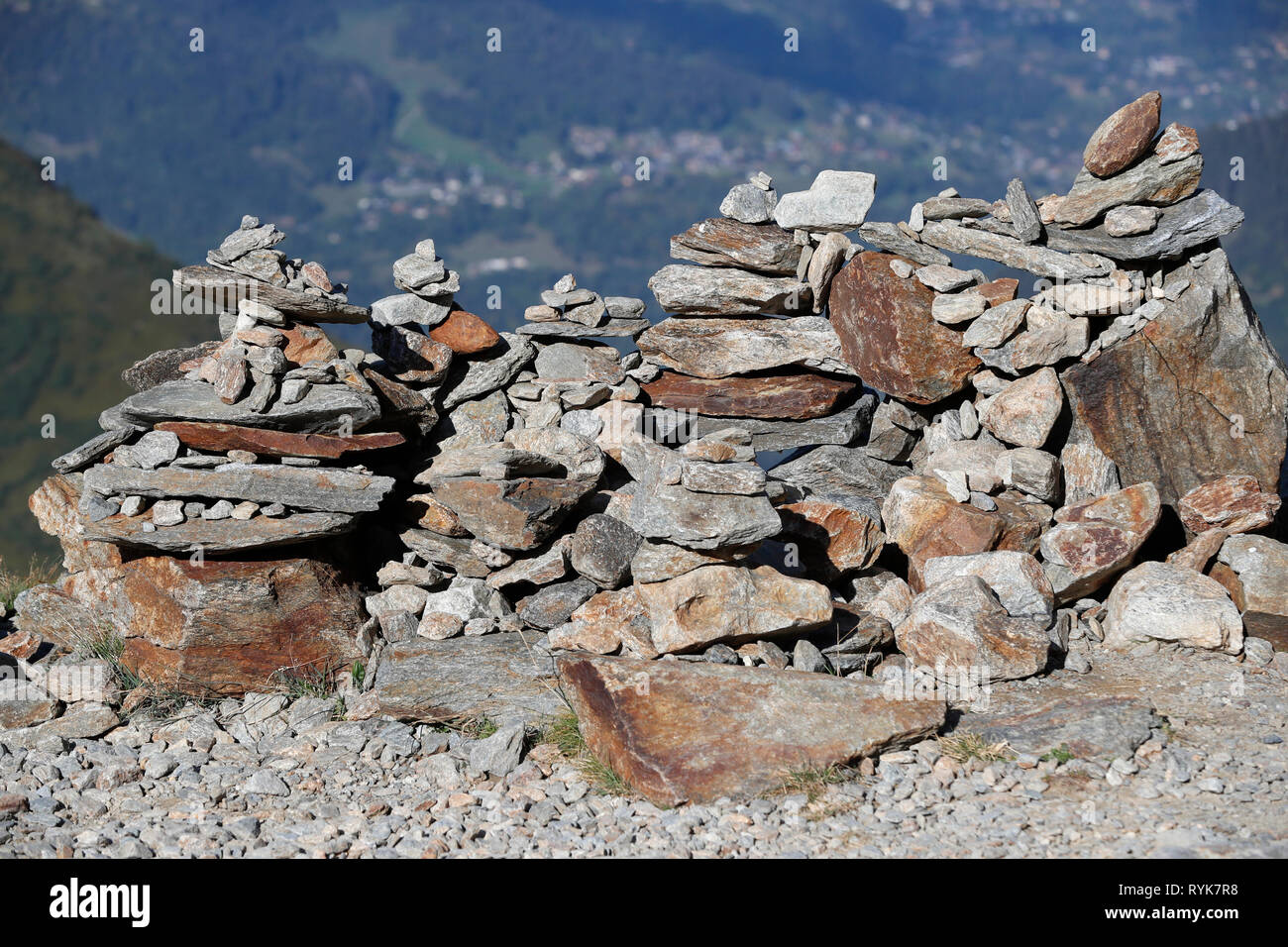Una pietra cairn nelle Alpi francesi. La Francia. Foto Stock