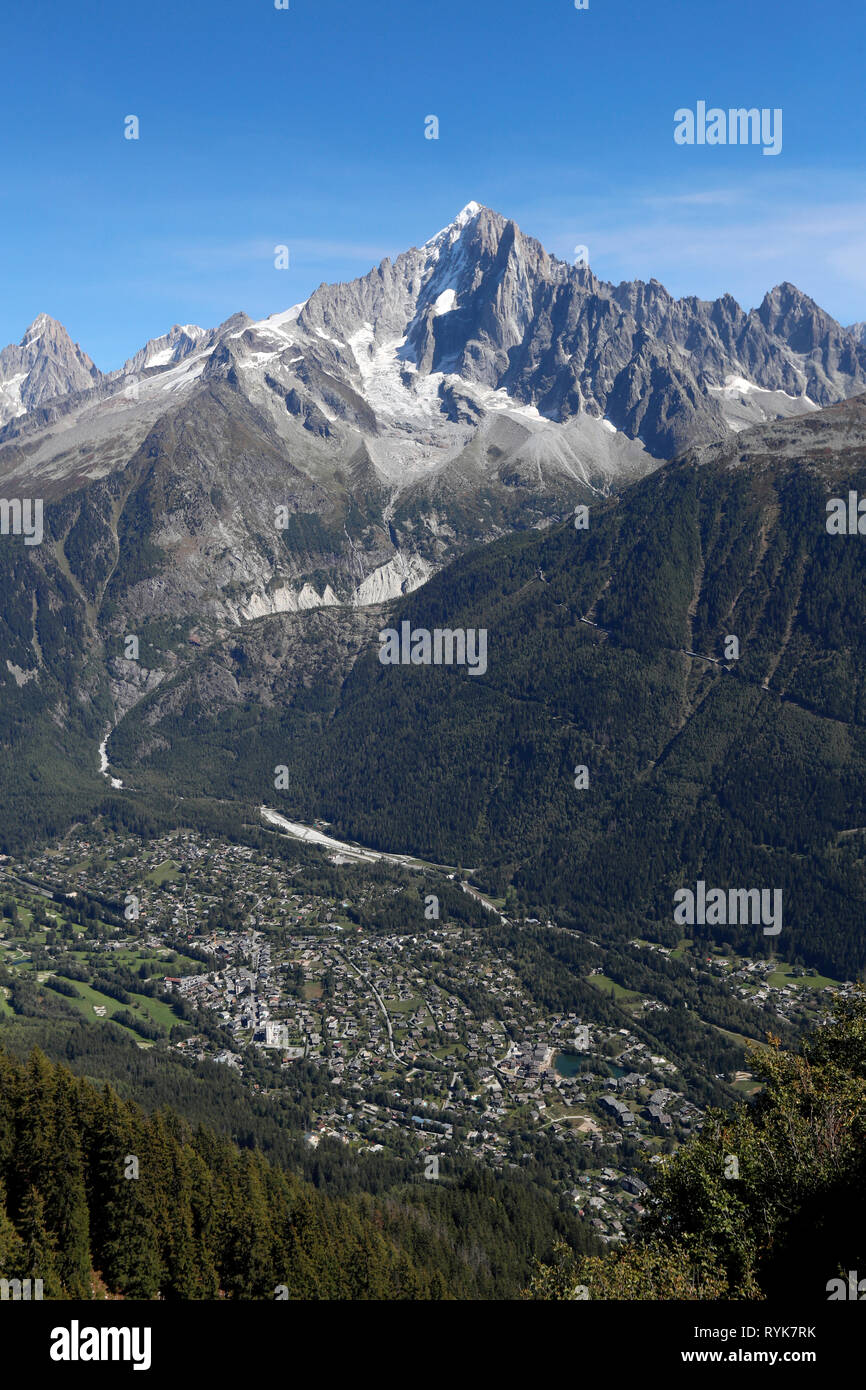 Valle di Chamonix, sulle alpi francesi. Valle di Chamonix, sulle alpi francesi. L'Aiguille Verte visto da Planpraz. La Francia. Foto Stock