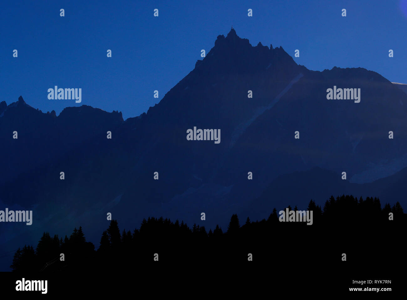Valle di Chamonix, sulle alpi francesi. Il massiccio del Monte Bianco. Aiguille du Midi 3842 m. La Francia. Foto Stock
